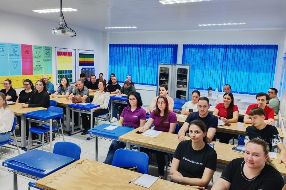 Alunos em sala de aula do Senai Santa Catarina durante curso de qualificação profissional
