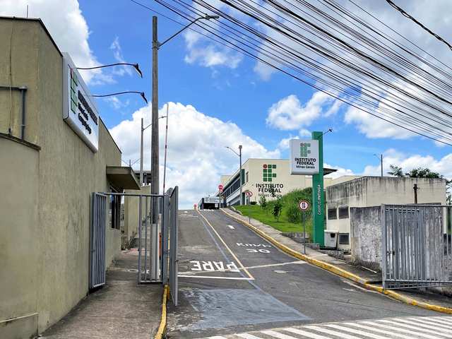 Fachada de campus do Instituto Federal de Minas Gerais (IFMG)