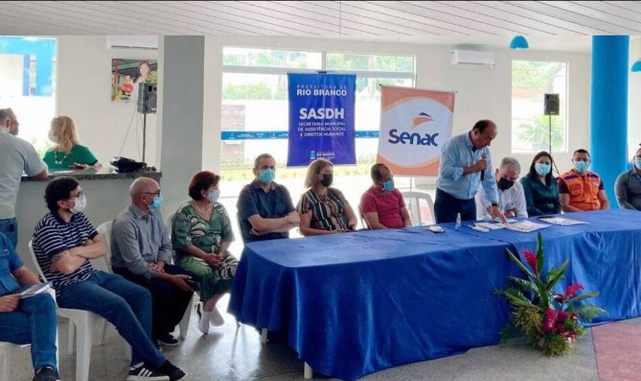 Representantes do Senac Acre e da Prefeitura de Rio Branco em reunião sobre formação profissional
