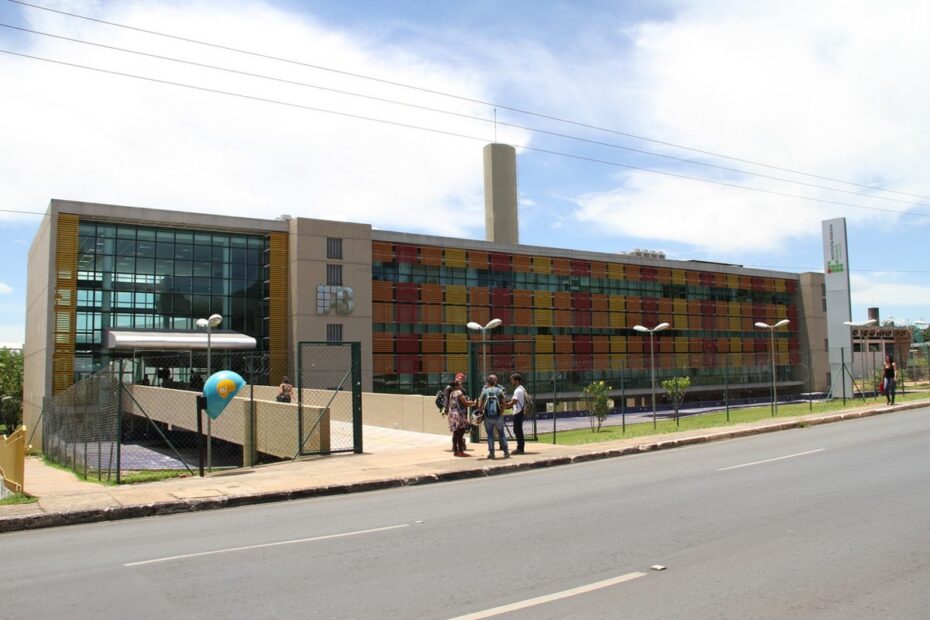 Fachada do Campus Brasília do Instituto Federal de Brasília, com estudantes na calçada