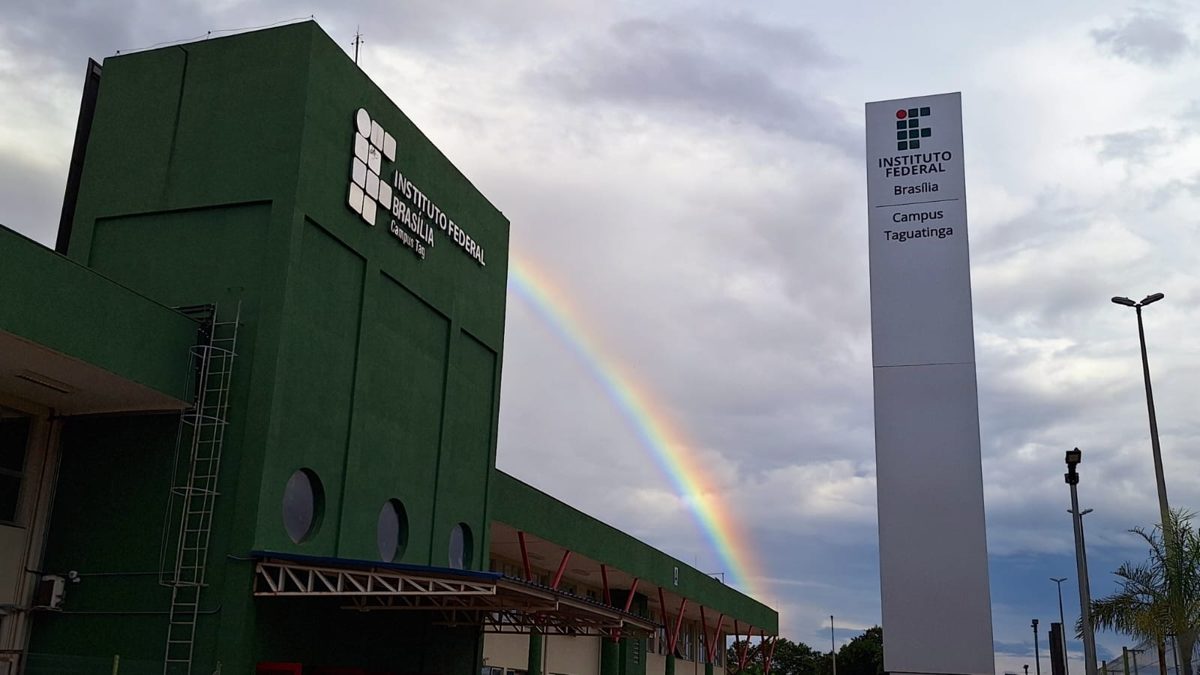 Prédio verde do Campus Taguatinga do Instituto Federal de Brasília com totem de identificação
