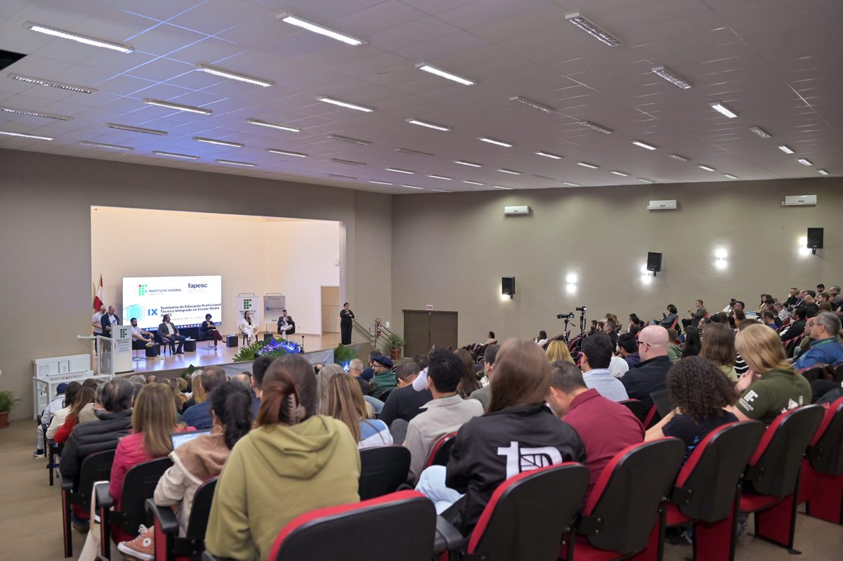 Auditório do IFC Concórdia lotado durante o IX Seminário da Educação Profissional Técnica Integrada ao Ensino Médio