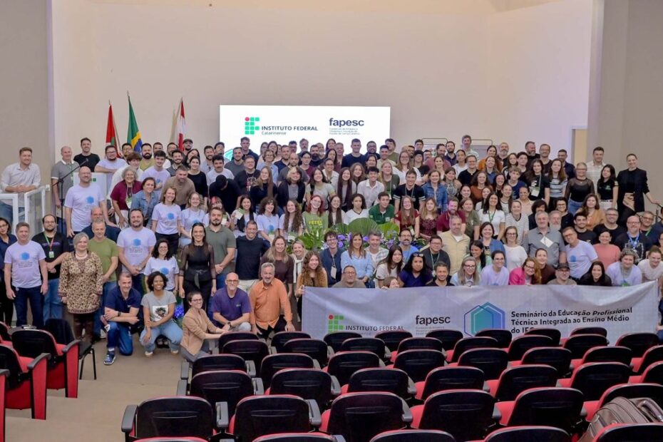 Participantes do IX Seminário da Educação Profissional Técnica Integrada ao Ensino Médio reunidos no IFC Concórdia